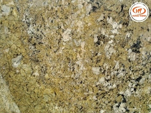 Đá Granite Alaska Gold có sắc vàng bắt mắt, mang lại vẻ đẹp ấm áp