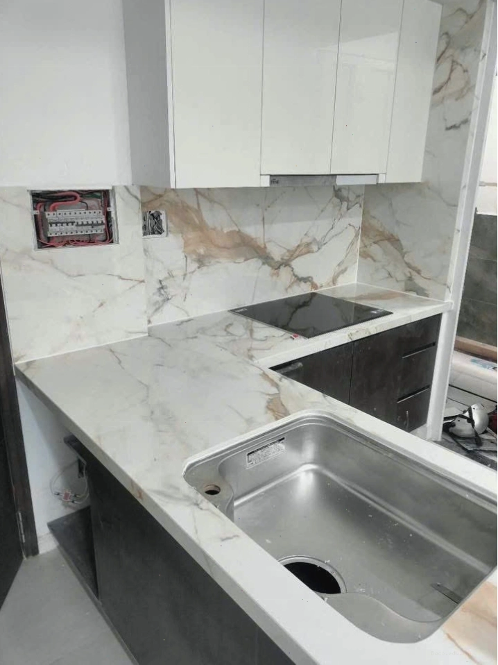 Đá nung kết ốp tường bếp với gam màu trung tính