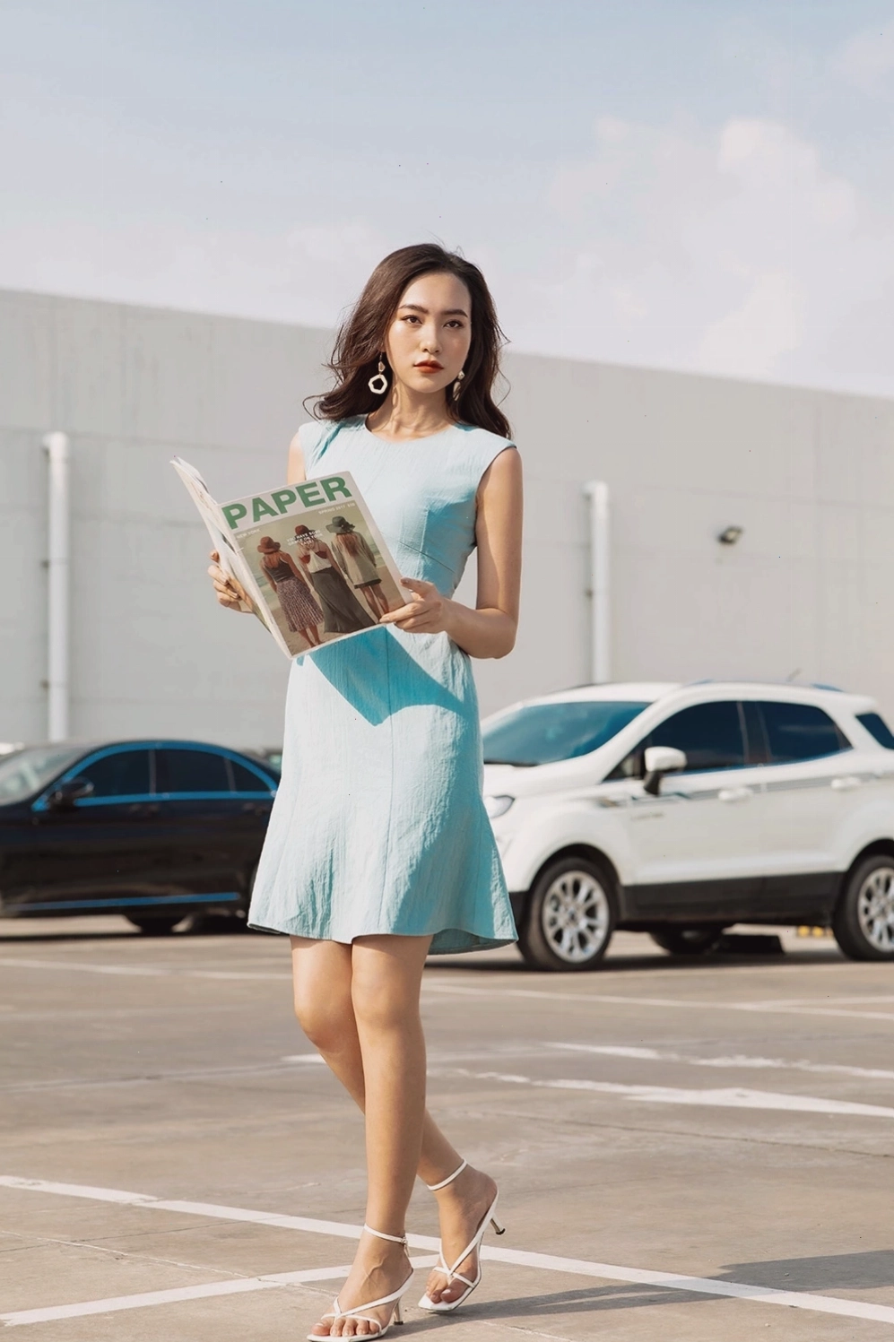 Đầm chữ A sát nách màu đen, thiết kế đơn giản, thanh lịch