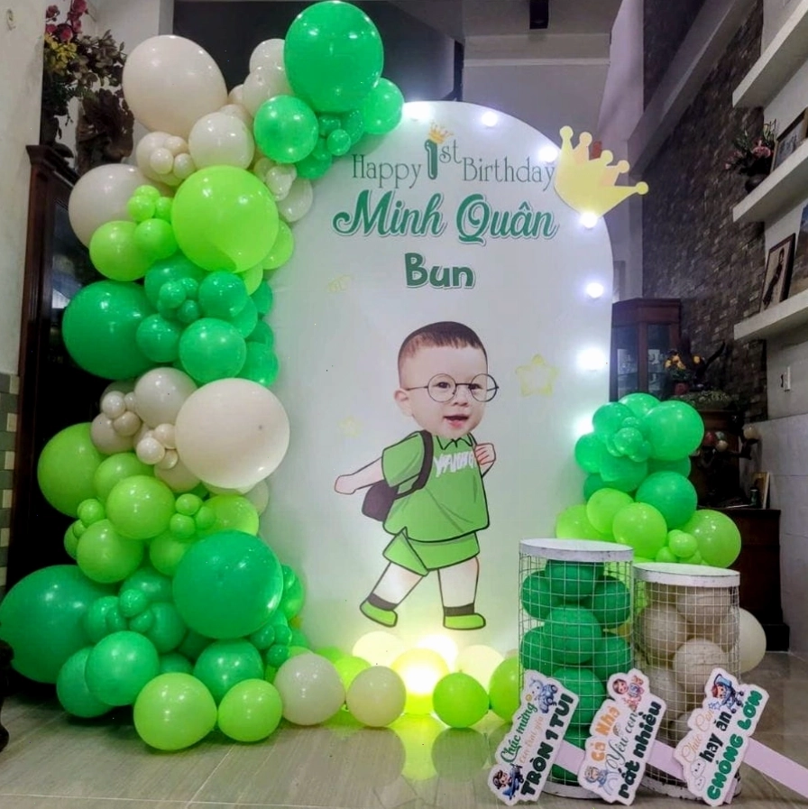 Dịch vụ trang trí sinh nhật cho bé trai với phông chữ U