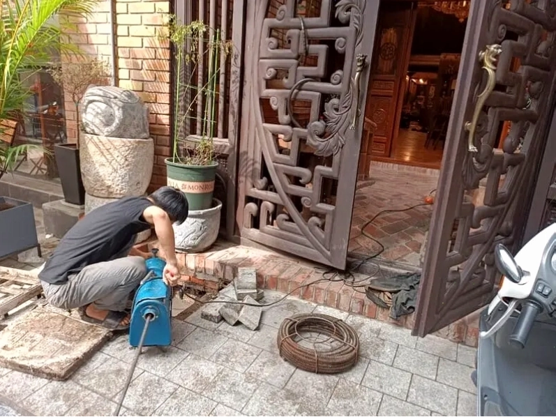 Đội ngũ kỹ thuật viên của BK Envico đang thi công thông tắc cống