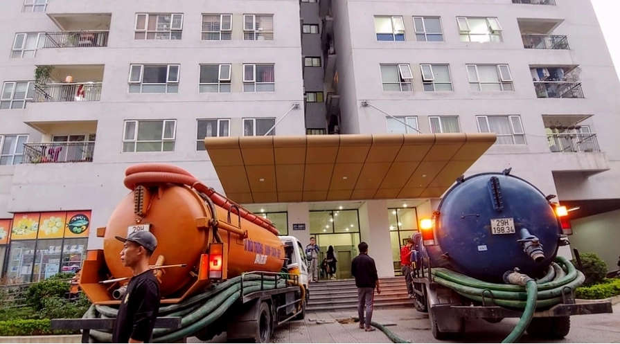 Đội ngũ kỹ thuật viên đang thực hiện quy trình hút bể phốt chuyên nghiệp
