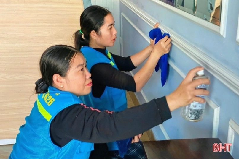 Đội ngũ nhân viên đang làm sạch nhà cửa