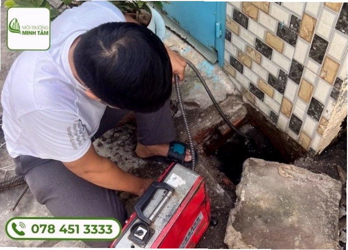 Đội ngũ nhân viên đang thi công thông cống nghẹt