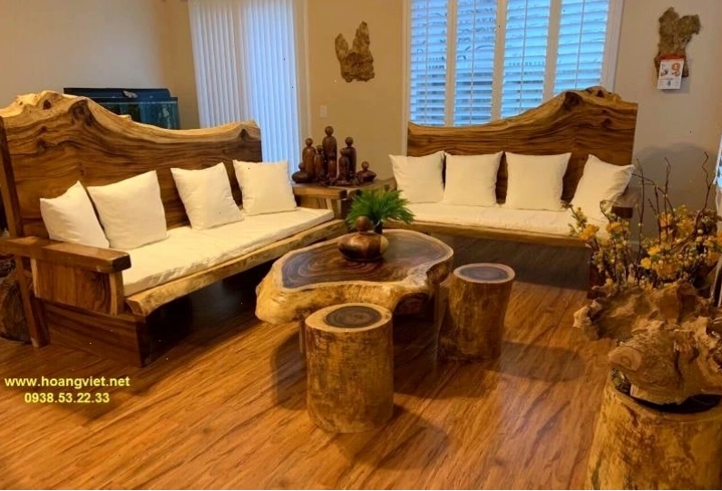 Đôn gỗ nguyên khối tròn tự nhiên đặt cạnh bàn sofa, tạo sự hài hòa cho không gian