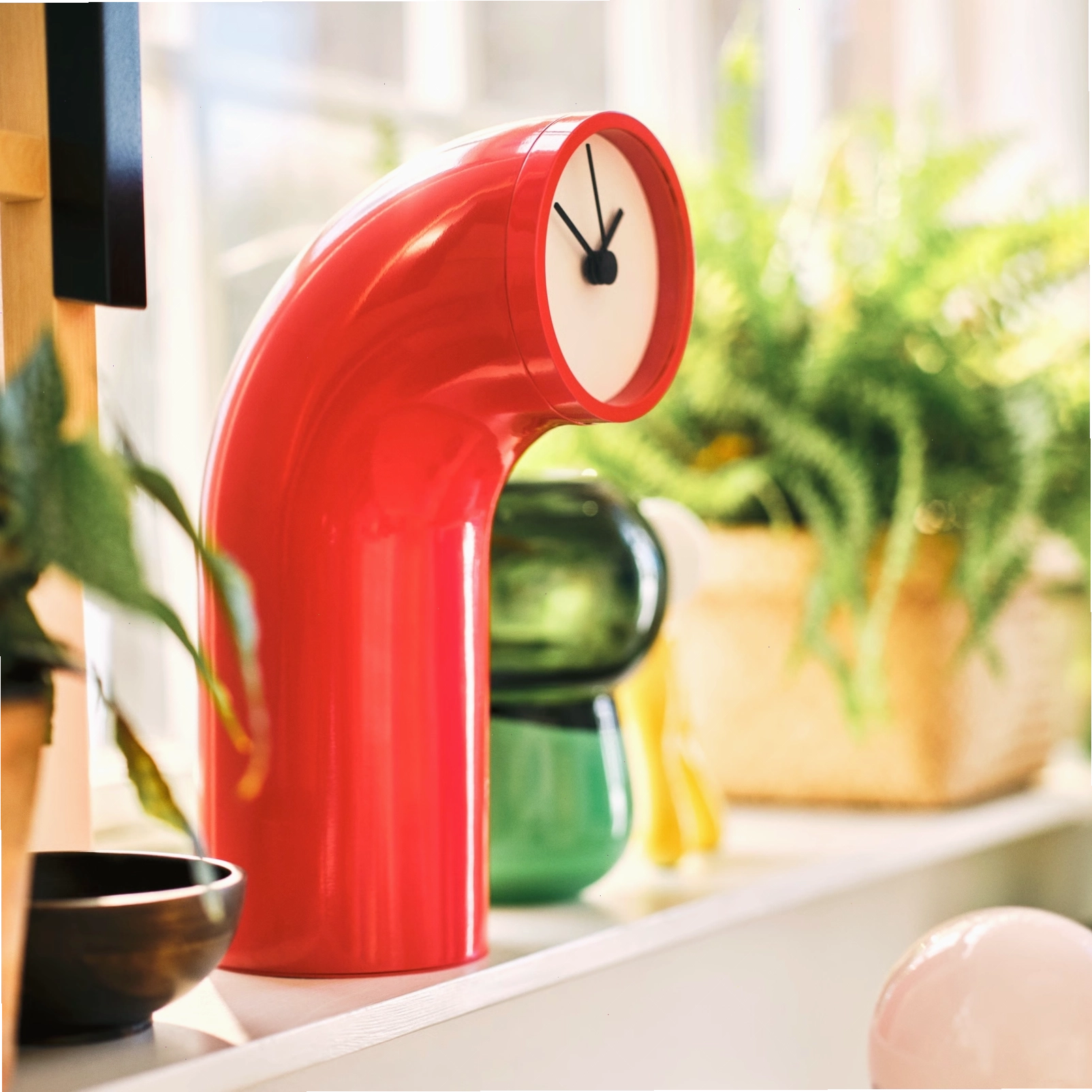 Đồng hồ bàn IKEA PS 2026 với thiết kế hiện đại, đặt trên bệ cửa sổ phòng khách