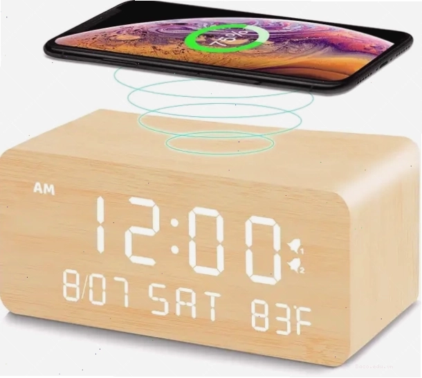 Đồng hồ báo thức kỹ thuật số bằng gỗ có sạc không dây