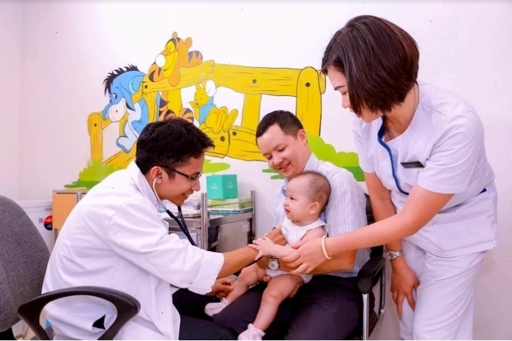 Đưa trẻ đến gặp bác sĩ khi có dấu hiệu bất thường