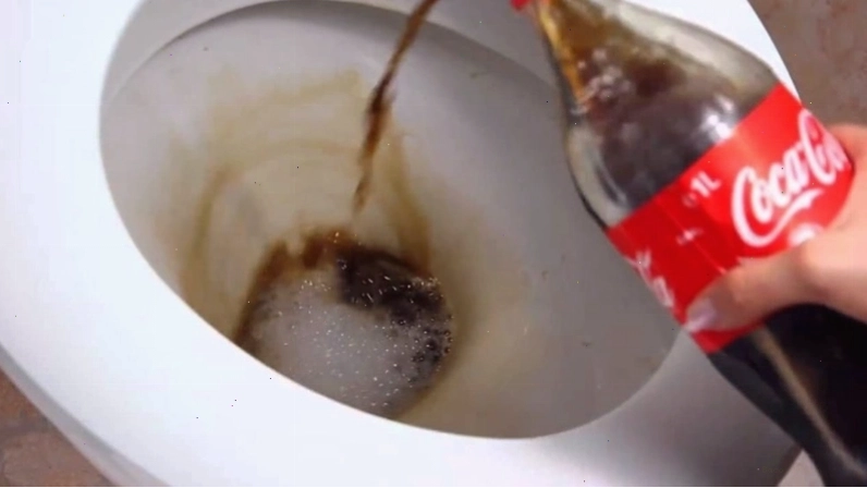 Dùng Coca Cola để thông bồn cầu bị tắc