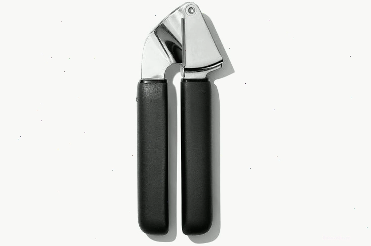 Dụng cụ ép tỏi OXO Good Grips với tay cầm chắc chắn