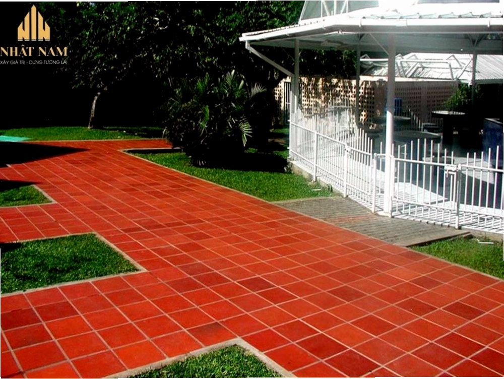 Gạch lát sân vườn màu bê tông xám