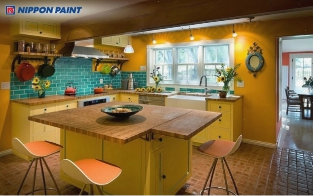 Gam vàng nâu nổi bật với ánh sáng tự nhiên, mang lại sự sinh động cho bếp