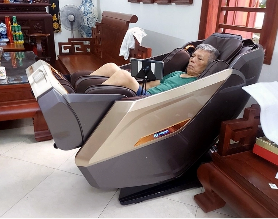 Ghế massage giúp giảm đau nhức cơ bắp và xương khớp hiệu quả, đặc biệt cho người lớn tuổi.