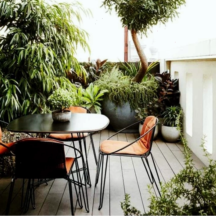 Ghế ngoài trời nhỏ gọn, lý tưởng cho ban công, tạo góc thư giãn yên tĩnh