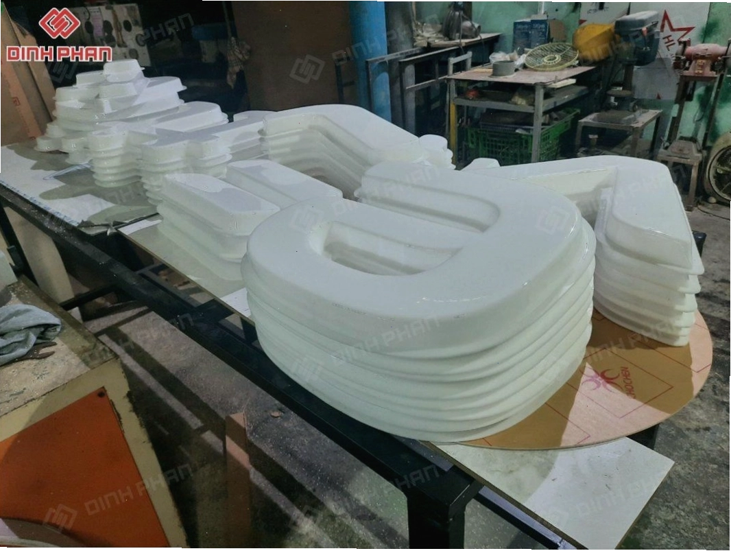 Gia công mica hút nổi cho bảng hiệu