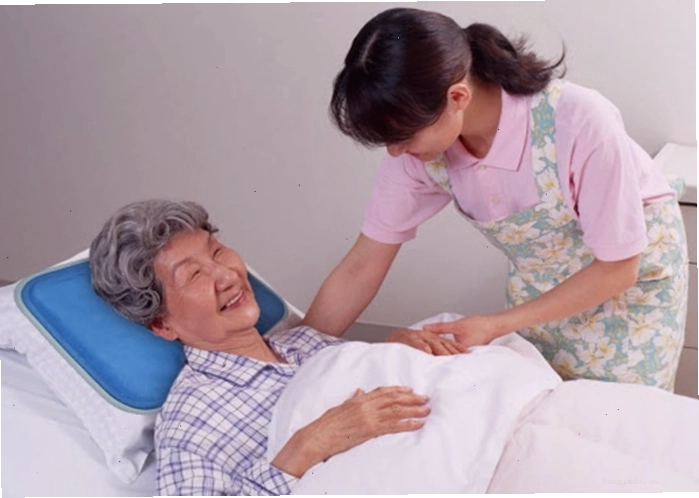 Gia đình đoàn tụ và vui vẻ bên người thân cao tuổi
