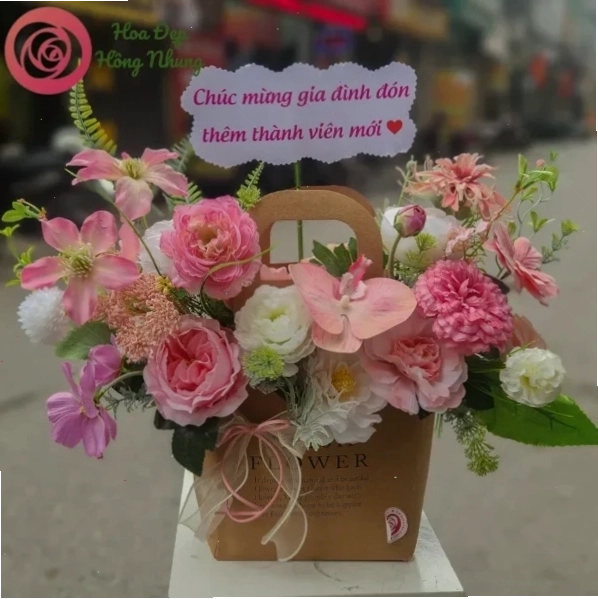 Giỏ hoa lụa mix nhiều loại hoa và màu sắc, tạo điểm nhấn sinh động cho không gian