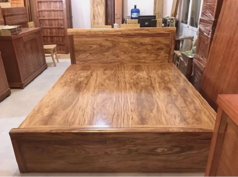 Giường ngủ gỗ xoan đào tự nhiên với màu sắc ấm áp và vân gỗ đẹp
