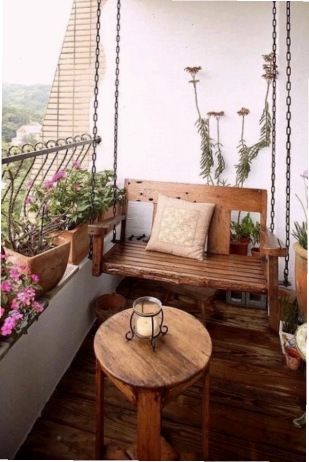 Gối tựa với họa tiết bắt mắt, mang đến sự êm ái và ấm cúng cho khu vực ban công