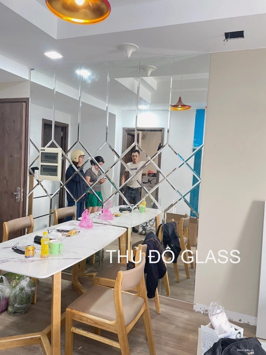 Gương dán tường trang trí bàn ăn đẹp, ấm cúng