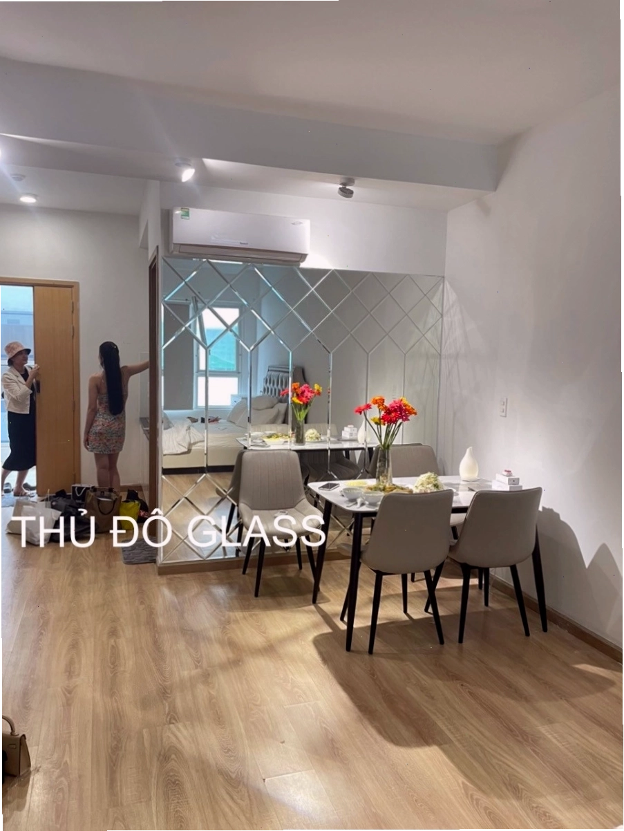 Gương dán tường trang trí phòng khách đẹp, hiện đại