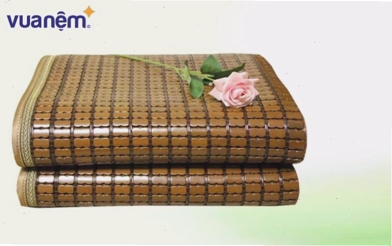 Hình ảnh em bé đang ngủ ngon trên chiếu trúc, minh họa sự an toàn và thoải mái