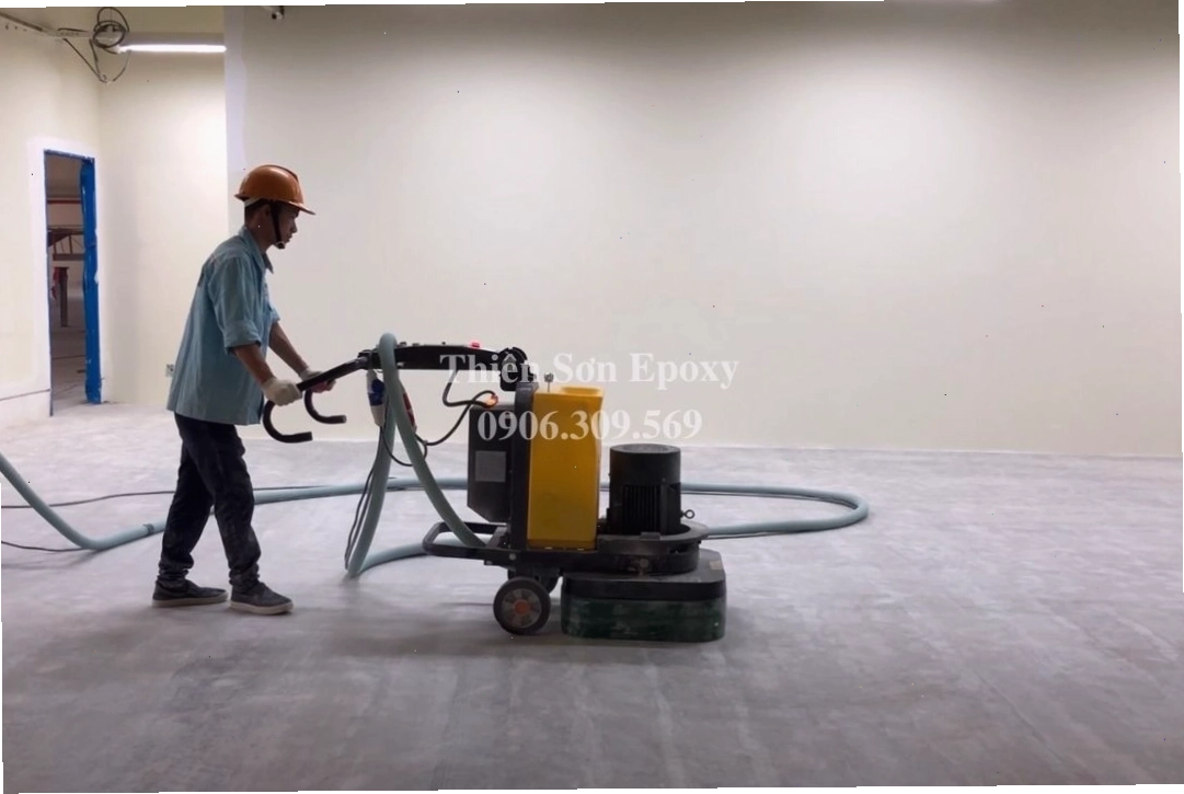 Hình ảnh máy mài sàn chuyên dụng trong quá trình chuẩn bị bề mặt thi công sơn epoxy
