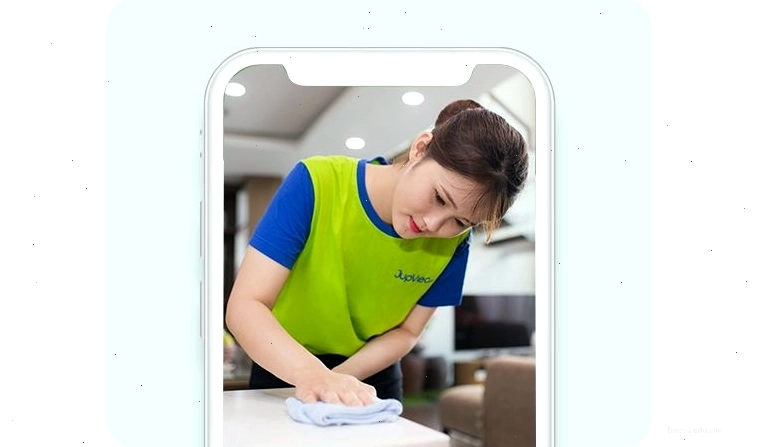 Hình ảnh minh họa người giúp việc đang thực hiện công việc dọn dẹp nhà cửa theo giờ