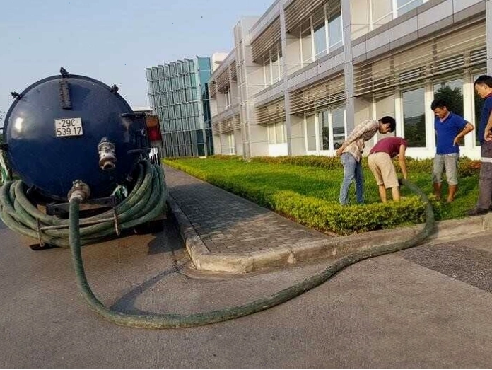 Hình ảnh minh họa tình trạng tắc nghẽn bồn cầu do bể phốt đầy