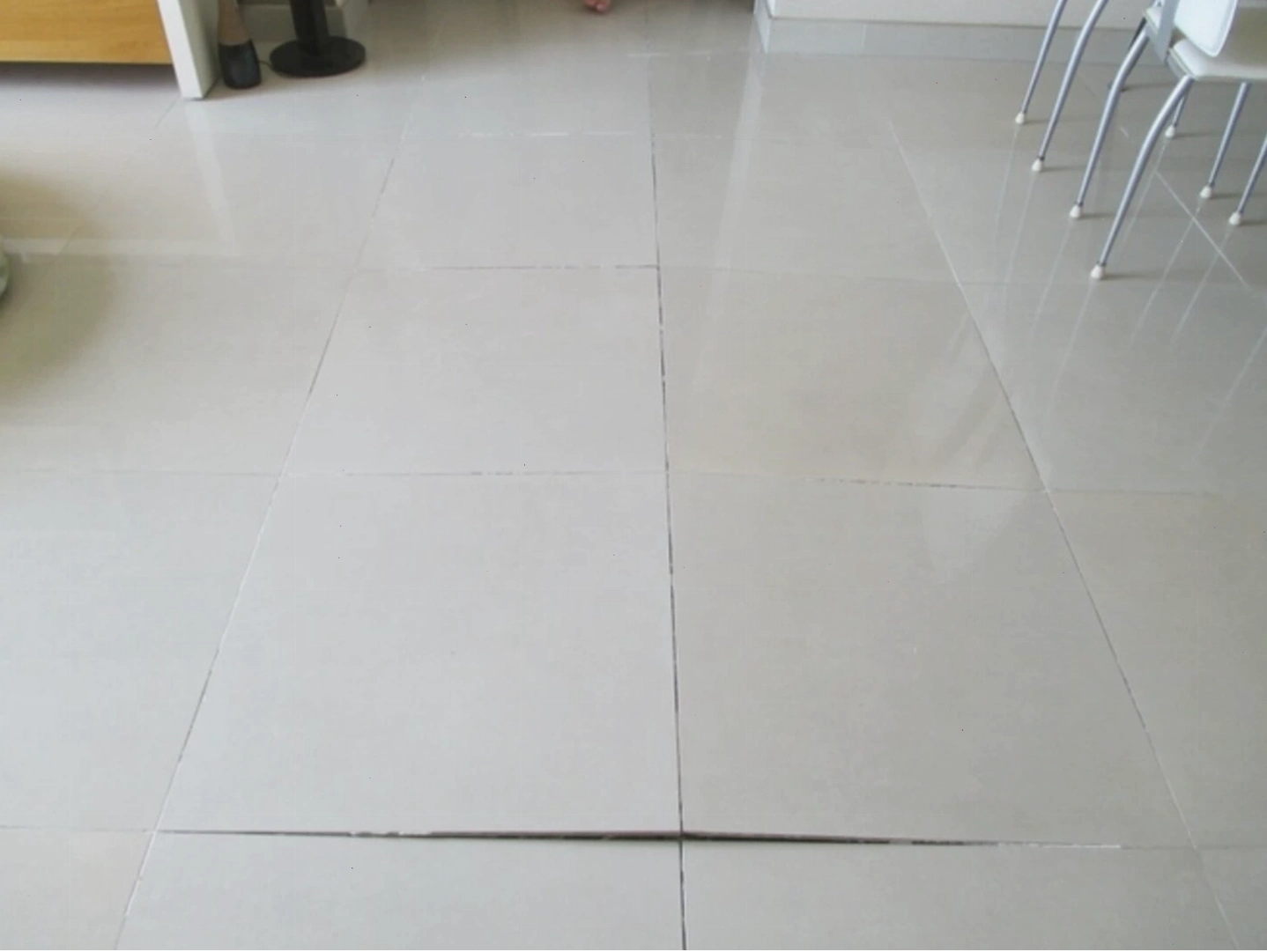 Hình ảnh nền gạch bị bong tróc do thi công không đúng kỹ thuật