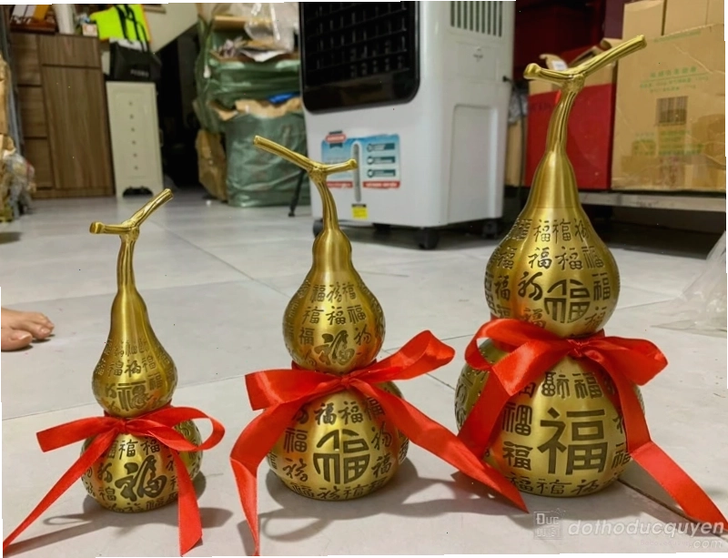 Hồ lô bằng đồng với họa tiết phong phú