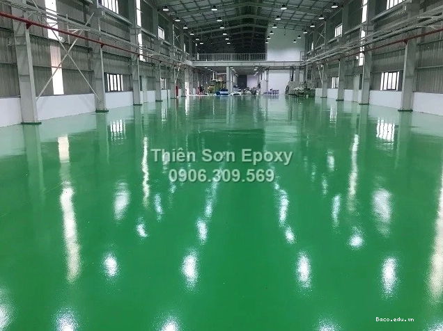 Hoàn thiện các đường line phân chia khu vực trên sàn epoxy