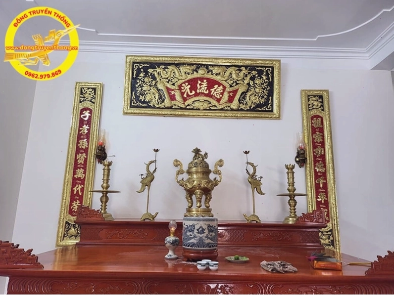 Hoành phi câu đối là một trong những món đồ trang trí bàn thờ gia tiên của người Việt