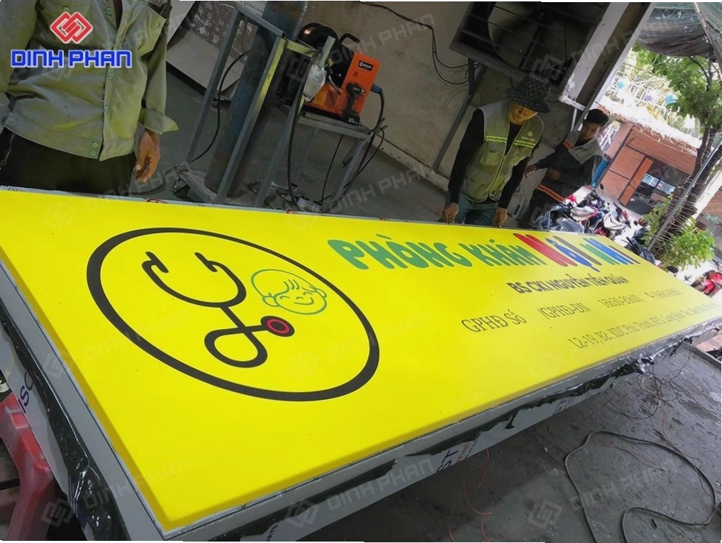 In UV trên bảng hiệu phòng khám, đảm bảo chất lượng hình ảnh
