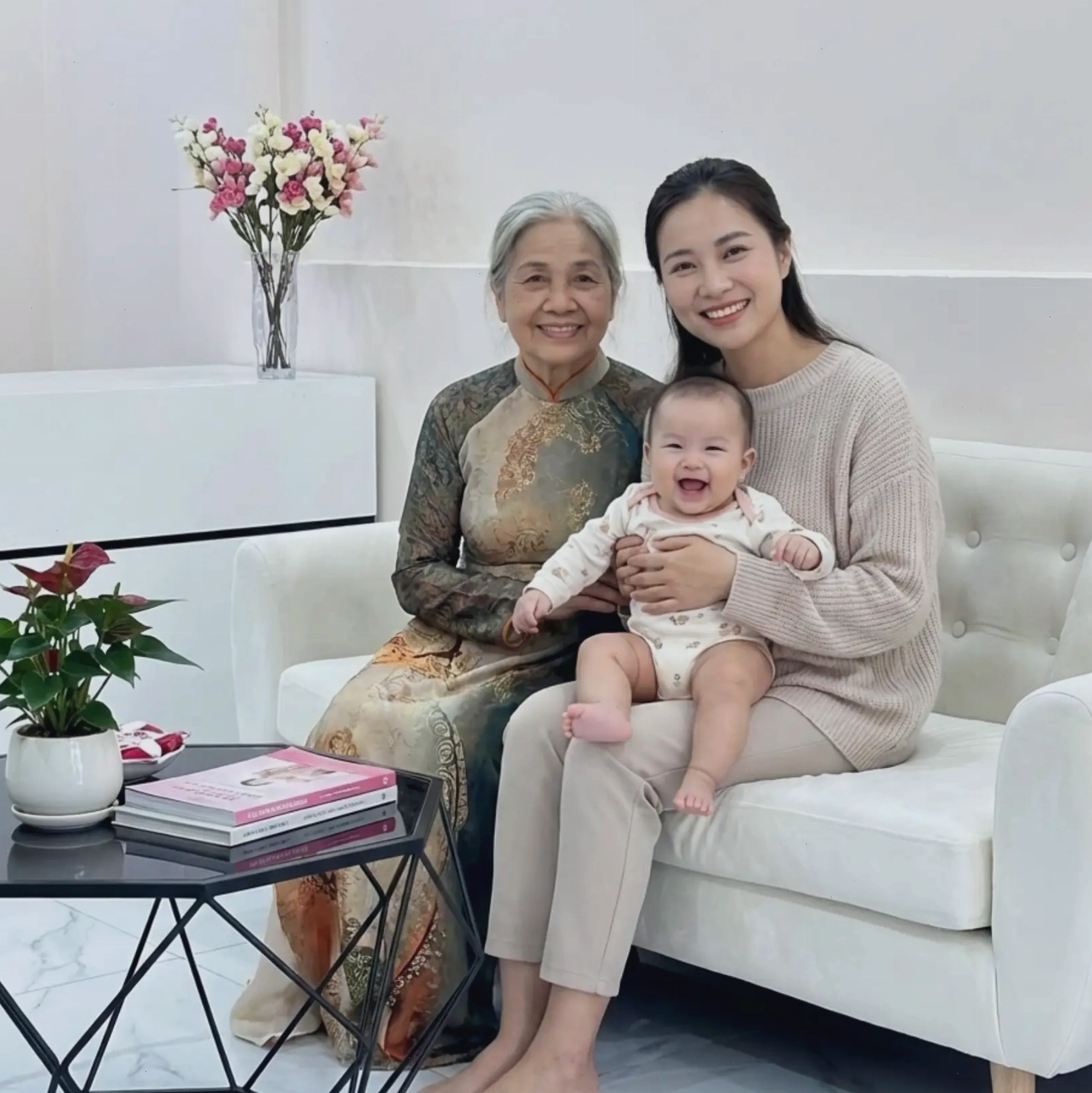 Khách hàng sử dụng Dịch vụ và bảng giá trông trẻ theo giờ hành chính tại nhà