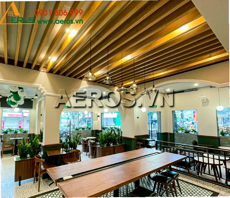 Không gian quán cafe chill với ánh sáng vàng dịu nhẹ và cây xanh