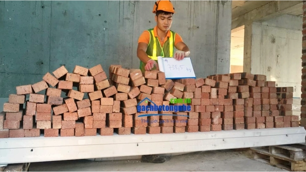 Kiểm tra khả năng chịu lực của tấm bê tông nhẹ ALC khi sử dụng làm sàn, đảm bảo an toàn và độ bền.