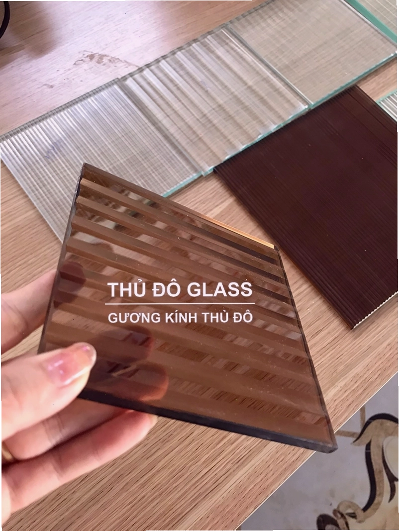 Kính gân sọc trang trí nội thất tạo điểm nhấn độc đáo