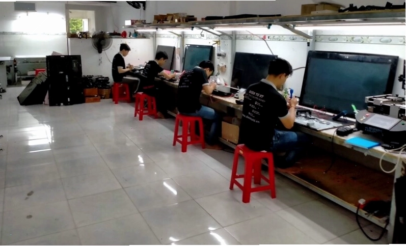 Kỹ thuật viên đang kiểm tra màn hình tivi