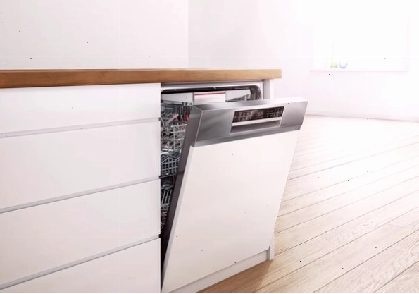 Kỹ thuật viên đang kiểm tra máy rửa chén bát Bosch