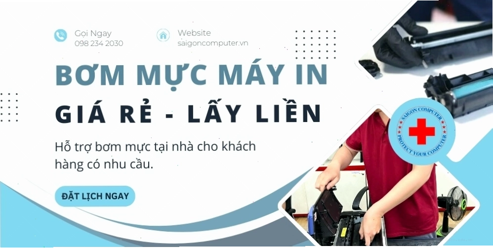 Kỹ thuật viên đang thực hiện bơm mực máy in tại nhà khách hàng