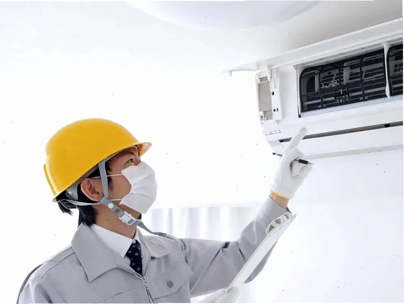 Kỹ thuật viên Điện Lạnh Bách Khoa kiểm tra và sửa chữa điều hòa