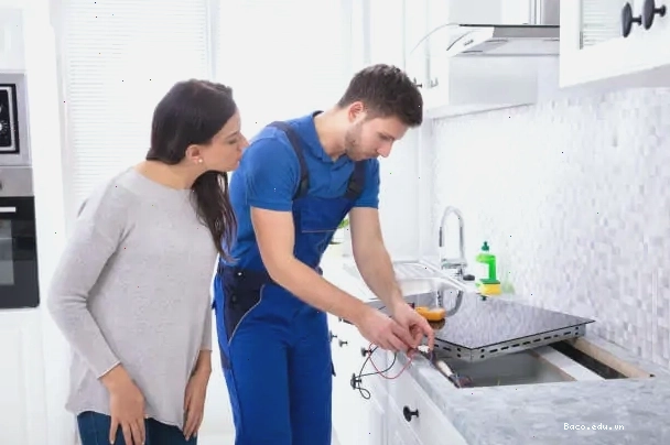 Kỹ thuật viên Điện Lạnh Bách Khoa sửa bếp từ tại nhà
