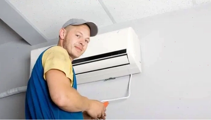 Kỹ thuật viên Điện Lạnh Bách Khoa thực hiện lắp đặt điều hòa