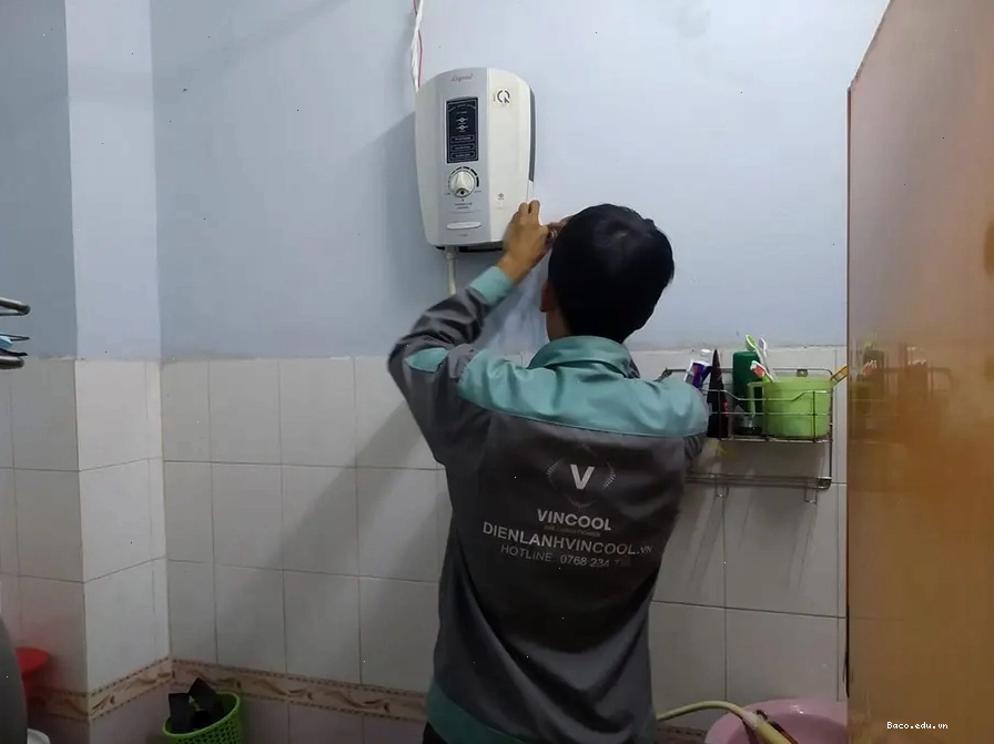 Kỹ thuật viên kiểm tra máy nước nóng