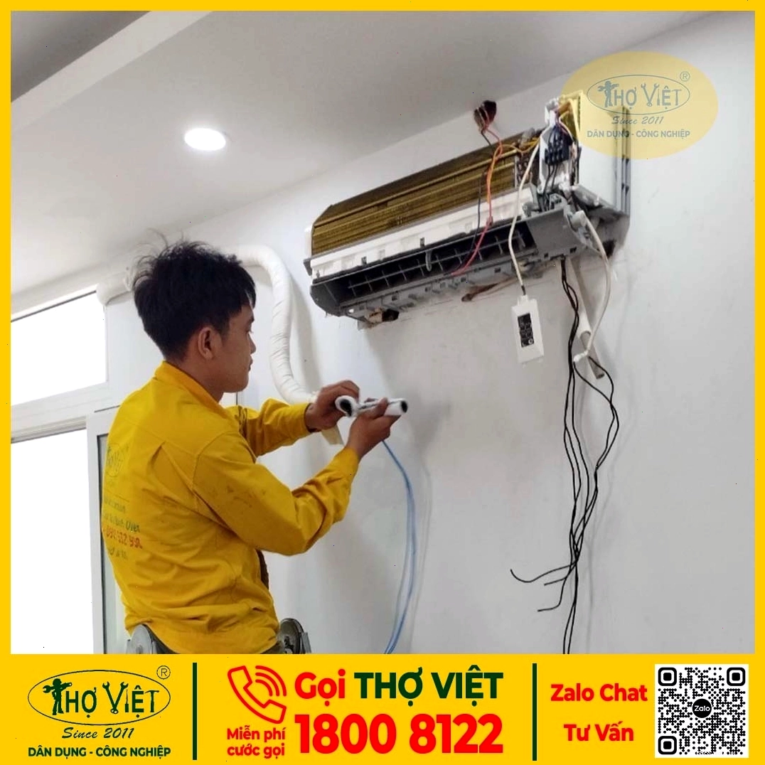 Kỹ thuật viên thực hiện lắp đặt máy lạnh treo tường