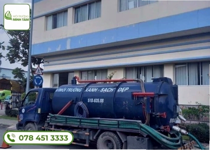 Kỹ thuật viên xử lý sự cố hầm cầu