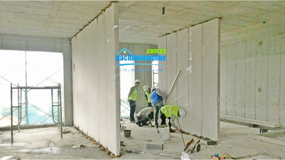 Lắp ghép tấm panel bê tông khí chưng áp ALC theo phương thẳng đứng, tạo không gian hiện đại.