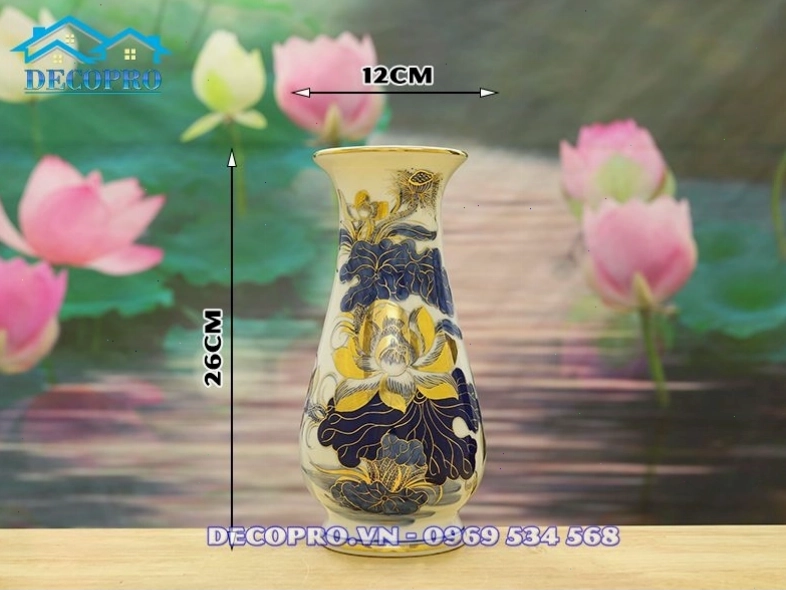 Lọ hoa dùng để trang trí hai bên ban thờ