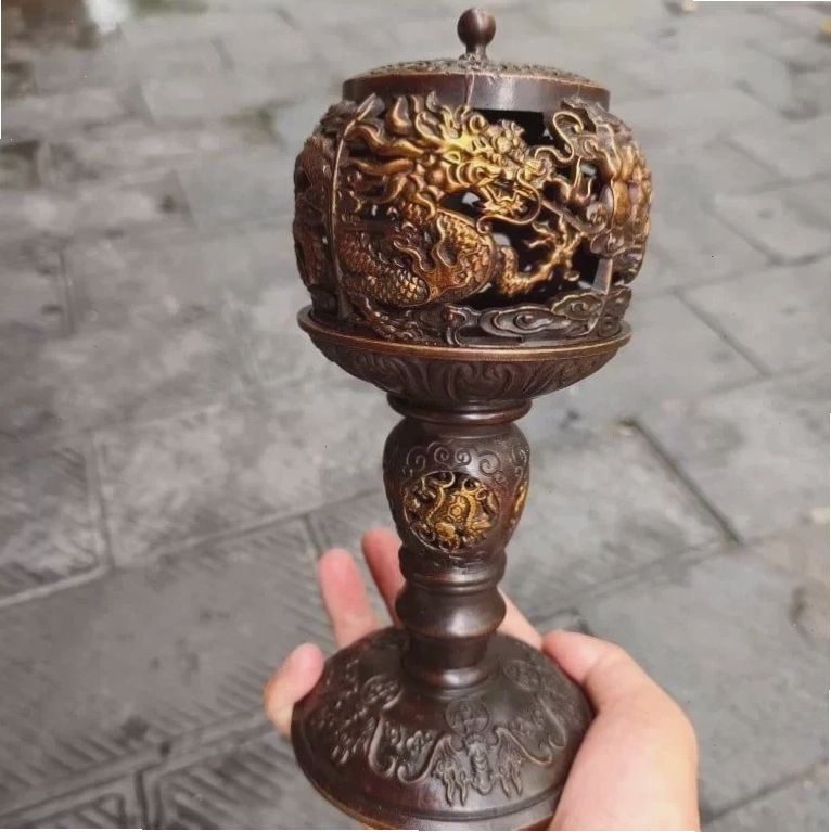 Lư hương cổ làm từ đồng, phù hợp trưng bày trong không gian truyền thống